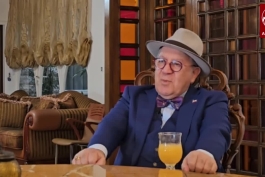 دکتر علی پولاد، کارآفرین و پژوهشگر اذری زبان و تبریزی پیشنهاد مرمت آرامگاه شیخ اجل سعدی شیرازی پادشاه سخن پارسی با سرمایه شخصی را داد. 