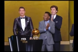 اشک های کریستیانو رونالدو در مراسم توپ طلای 2013؛ رونالدو پس از پنج سال برنده توپ طلا شد و به سلطه مسی پایان داد! 