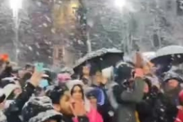  برف شادی در رشت!  چقدر شادی به مردم و جوانان ایران می‌آید! 