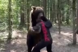 کشتی‌گیر روس با خرس کشتی میگیرد! (فیلم)