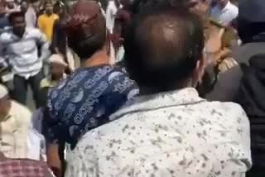لگد زدن پلیس هند به مسلمانان هندی که در حال نماز خواندن در خیابان بودند