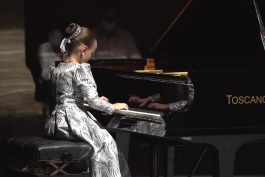 موسیقی کلاسیک ، اجرای اتود از رخمانینف توسط دختر 7 ساله روسی Agafia Korzun 
