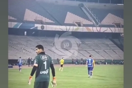  حسین حسینی خطاب به توپ‌جمع‌کن: یواش‌تر توپ بنداز😂  با چه حقارتی این صدر زورکی رو حفظ کردن:)  