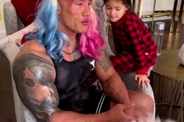آرایش کردن راک توسط دختر کوچکش (بهترین پدر دنیا؟)