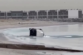 ویدئو رانندگی عجیب در سواحل عربستان و پرت شدن راننده از ماشین