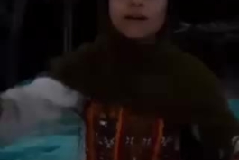 دختری اهل جنوب استان کرمان داره با بغض توضیح میده که آرزوم اینه‌ که حداقل یه بار تو این زندگی حداقل برق داشته باشیم و یه زندگی درست حسابی داشته باشیم