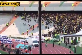 ویدئویی از وحشی گری وسنگ پرانی هواداران سپاهانی و تلاش برای کندن فنس ورزشگاه 