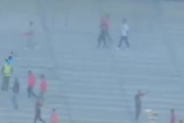 هجوم هواداران پرسپولیس به سکوهای در حال تعمیر! + فیلم