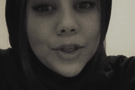 با غریبه دیدمش 