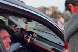 🔴 سلام علیکم، اوزیل رفته ترکیه کنار خیابون داره خیرات می‌کنه 🤣