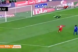 دورترین گل تاریخ دربی تهران استقلال و پرسپولیس / کریم باقری ستاره و اسطوره اسبق تیم ملی و باشگاه پرسپولیس در دربی شصت و هشتم توانست با شوتی فوق العاده از فاصله ای 40 متری دروازه استقلال را به زیبایی باز کند 
