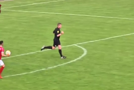 ⚽ داور مسابقه خیلی شیک با یک شوت غیر منتظره دروازه حریف رو باز کرد و گل هم به ثبت رسید | این تصمیم خشم بازیکن ها رو به همراه داشت