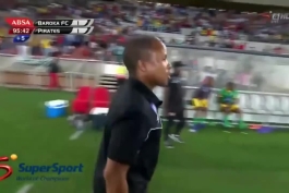 زیباترین گل تاریخ فوتبال که توسط دروازبان به ثمر رسیده / این گل بسیار زیبا و آکروباتیک در لیگ آفریقای جنوبی توسط دروازبان پیش تاخته باروکا اف سی به ثمر می‌رسد او با یک ضربه قیچی برگردان دقیق در دقایق پایانی تیمش را از باخت نجات میدهد