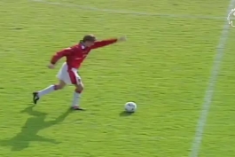 زیباترین گل از راه دور تاریخ پریمیر لیگ انگلیس توسط دیوید بکهام / بکهام اسطوره منچستر یونایتد در سال ۱۹۹۶ در اوج جوانی خود یکی از درخشان ترین بازی هایش را انجام داد او توپ را از وسط زمین به زیبایی به درون دروازه تیم ویمبلدون هدایت کرد 