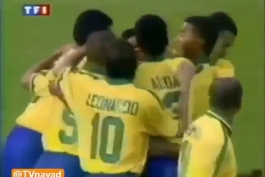 زیباترین گل از راه دور تاریخ فوتبال / روبرتو کارلوس اسطوره برزیل و رئال مادرید با شوتی کات دار که به شوت موزی معروف است دروازه فرانسه را به زیبایی باز میکند 