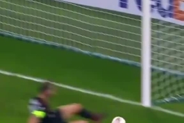 ⚽️ خود توپ هم خنده‌اش گرفت! | حرکات عجیب بازیکنان در زمین که فقط در فوتبال اتفاق می‌افتد!