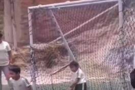 بامزه‌ ترین دروازه‌ بان جهان که با رقص، رقیب را مغلوب می‌ کند! 🤣 این پسر ثابت کرد که برای موفقیت باید از زندگی لذت برد...