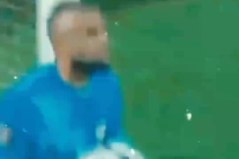 🔴 گل حماسی مهدی طارمی به تیم ملی عراق؛ در نبردی نفس‌ گیر و در حالی که زیر سایه و پرس شدید دو مدافع عراقی قرار داشت، فوق ستاره ایرانی با نبوغ خود توپ را به تاق دروازه کوبید و تیم ملی ایران را یک تنه از حریف پیش انداخت