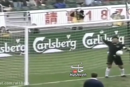 ✅ زیباترین و عجیب ترین مهار تک دست پنالتی تاریخ فوتبال که توسط احمدرضا عابدزاده مقابل تیم قدرتمند شیلی انجام شد؛ پنالتی گرفتنی که دروازه بان های فعلی ایران الان مقابل ازبکستان از آن عاجزند چه برسد به مهار تک دست