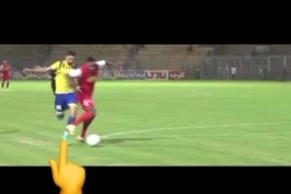 مگه نمیگن حردانی پاش رو اورد جلو؟  اصلا میگیم قبول  سوال اینجاس پس چرا همین کارشناسهای کیلویی سر این پنالتی که بازی نفت با لوکادیو اتفاق افتاد همه گفتن پنالتیه؟؟   همین خسروی که مال حردانی رو رد میکنه برگشت گفت پنالتیه من یادمه