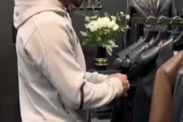 ببینید: بالاخره علیپور هم فهمید دنیای مد و لباس، "گل‌های" قشنگ‌تری داره تا مستطیل سبز