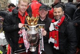 Paul Scholes (L), Sir Alex Ferguson and Ryan Giggs (R) of Manchester United pose with the Barclays Premier League trophy 2011