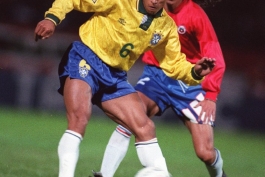 روبرتو کارلوس در اولین دیدارش برای تیم ملی برزیل 1993 - Roberto Carlos makes one of his first appearances for Brazil, 1993