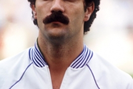 Giuseppe Bergomi - جوزپه برگومی ملقب به عمو برگومی که بین سال های 1979 تا 1999 تنها در یک باشگاه آن هم اینترمیلان عضویت داشت و 81 بار هم پیراهن تیم ملی ایتالیا را بر تن کرد.