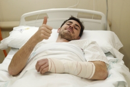 ایکر کاسیاس پس از عمل جراحی دستش (عکس)