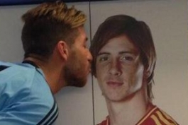بوسه راموس بر روی صورت فرناندو تورس