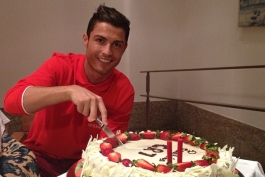 کریستیانو رونالدو و کیک تولد 28 سالگی (عکس)