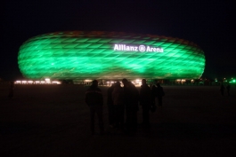 آلیانز آرنا به رنگ سبز در آمد (عکس)