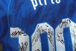 عکس روز: پیراهن شماره 100 با نام پیرلو و امضای بازیکنان