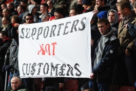 اعتراض هواداران لیورپول به مالکان باشگاه ( عکس )