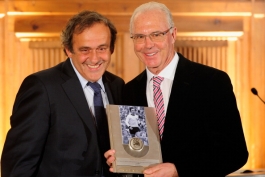 اهدای جایزه ویژه یوفا به فرانس بکن باور با حضور بزرگان فوتبال آلمان (عکس)