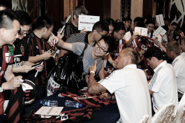 عکس روز؛ امضا دادن بازیکنان میلان به هواداران در چین