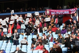 اعتراض دسته جمعی هواداران استون ویلا نسبت به شرایط بحرانی این تیم