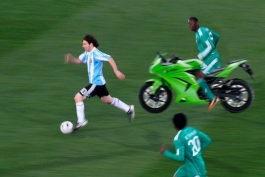 عکس طنز : لیونل مسی مقابل نیجریه