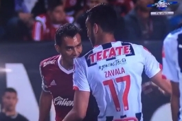 گاز گرفتن حریف در لیگ مکزیک (عکس)