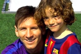 گالری عکس ؛ دیدار یه کودک در تمرینات با مسی 