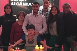 جشن تولد رافینیا در کنار خانواده به خصوص تیاگو/تبرررررررررریک♥