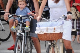 بوفون و خانواده در حال دوچرخه سواری