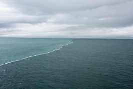 معجزات خدا. دریایی که متشکل از دو رنگ است و این دو هیچوقت به هم تجاوز نمیکند. در سوره آل عمران هم آمده