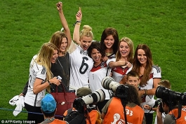 تصاویر/همسران بازیکنان آلمان در جشن قهرمانی ژرمن‌ها