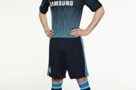 باشگاه چلسی از پیراهن سوم این فصل‌اش پرده‌برداری کرد.  پس از معرفی پیراهن‌های خانگی و خارج از خانه، که به رنگ‌های آبی و زرد هستند، این سومین پیراهن مردان خوزه مورینیو در فصل جدید محسوب می‌شود. در تصویر زیر، آندره شورله ستاره آلمانی آبی‌ها را می‌بینید.