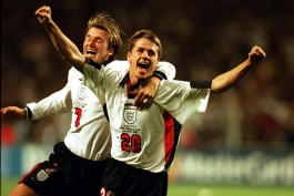 مایکل اوون و دیوید بکهام بعد از گلزنی مایکل اوون(در 18 سالگی) مقابل آرژانتین در جام جهانی 98 فرانسه
