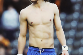 اندام رو ببین!!! چقدر سفیده !!!! :))