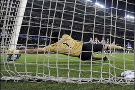 عکس العمل حیرت انگیز بوفون  به هنگام ضربه ایستگاهی توسط دروگبا