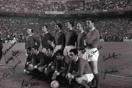 کاور جدید !! تیم قهرمان اروپا در سال 1968. این عکس متعلق  به بازی فینال برابر بنفیکائه که توی اون یونایتد 4-1 برد .