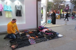 قهرمان آسیا کنار خیابان دست فروشی می کند! 